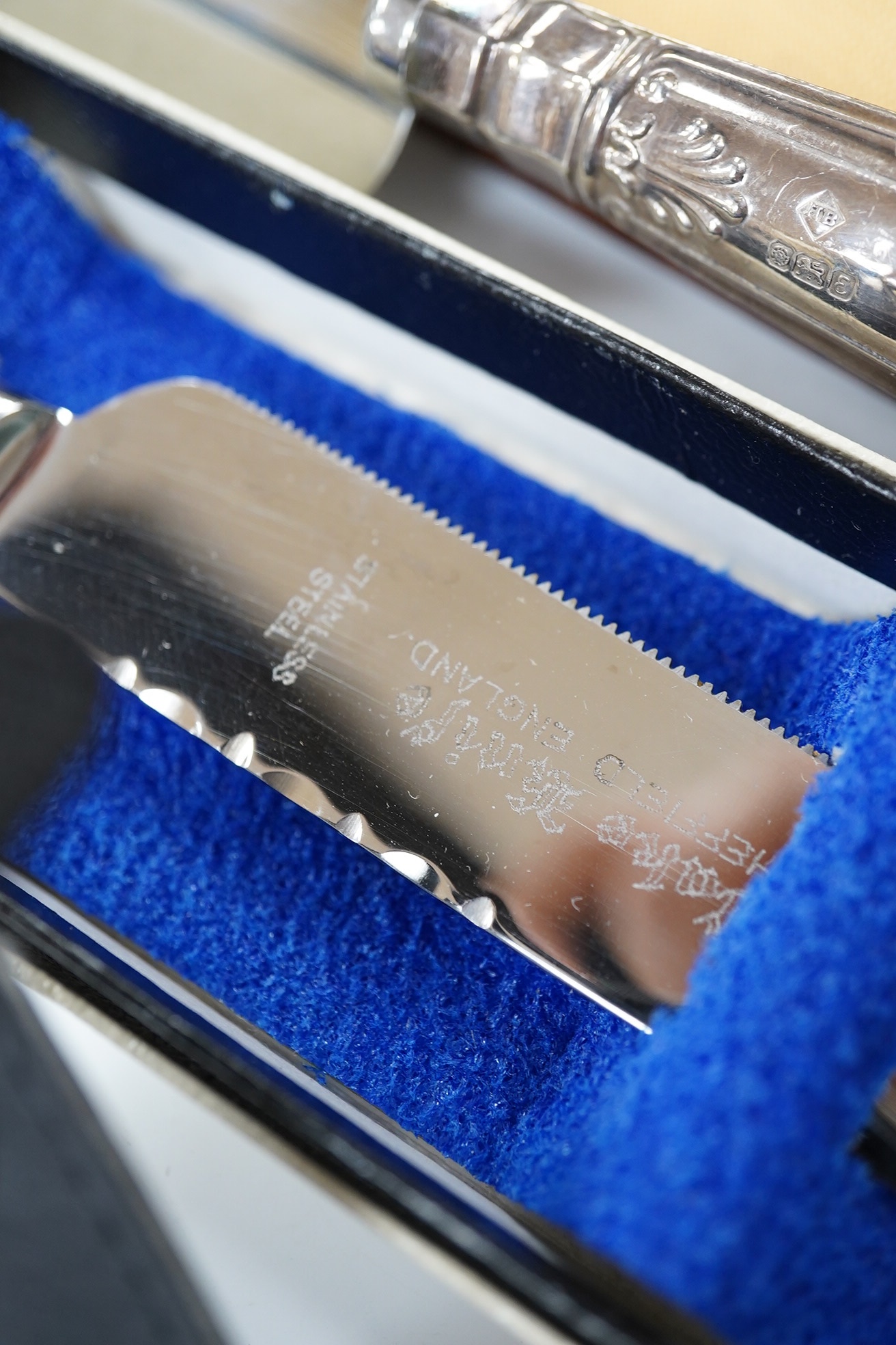 Sundry silver including a silver handled cake slice and similar bread knife, a cased set of six Italian 800 standard coffee spoons, a modern silver mounted desk calendar and an unusual 925 long olive spoon? with removabl